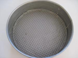 Grease a loose-bottomed pan